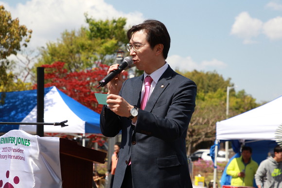강민국 의원이 경상남도 어린이 그림편지 대회에 참석해 상품권 추첨을 하고 있다. ⓒ 프라임경제