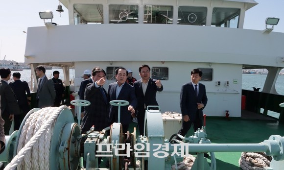 김지철 교육감은 지난 8일 '한내호 승선실습 출항식' 전 승선해 현장을 둘러보고 있다. ⓒ 충남교육청