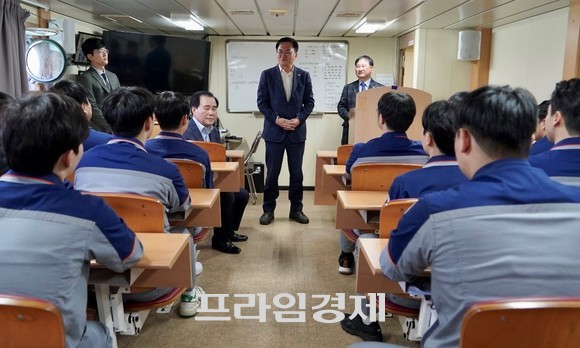 김지철 교육감은 지난 8일 '한내호 승선실습 출항식' 현장을 방문해 편삼범 교육위원장과 함께 충남해양과학고 학생들을 격려 하고 있다. ⓒ 충남교육청
