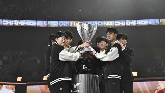 2023 LCK 스프링 최종 결승전에서 우승을 차지한 젠지 선수단. ⓒ LCK
