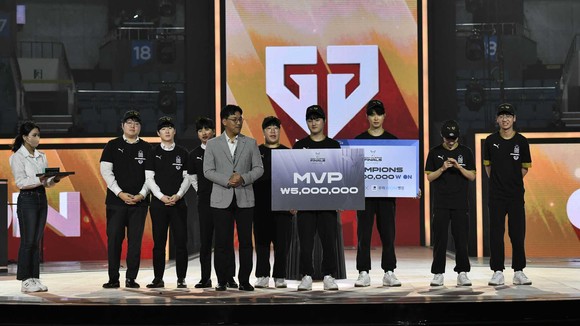 2023 LCK 스프링 최종 결승전에서 MVP로 선정된 '페이즈' 김수환. ⓒ LCK