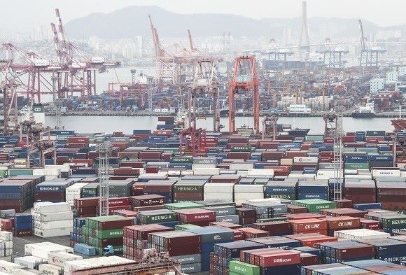 부산 남구 부산항 감만 부두에서 컨테이너 하역 작업이 이뤄지고 있다. ⓒ 연합뉴스