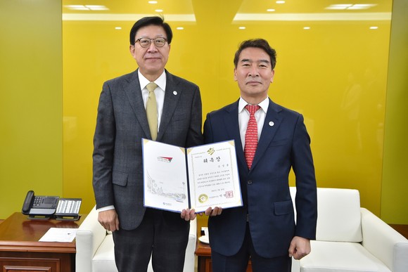 박형준 부산광역시 시장(왼쪽)과 손상용 전 부산시의회 부의장(오른쪽)이 정책고문 위촉장을 수여 후 기념촬영을 하고 있다. ⓒ 부산시