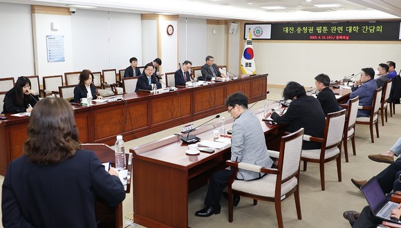 이장우 대전시장은 12일 웹툰 콘텐츠 클러스터 조성 및 대전·충청권 대학과의 협력사업 간담회을 개최하고 있다. ⓒ 대전시