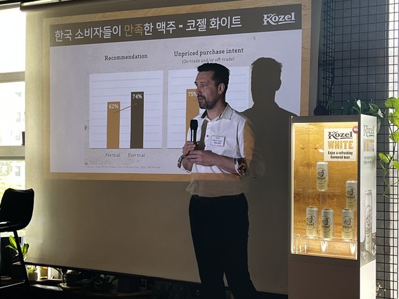 코젤의 수석 브루마스터 카밀 루젝은 "제품 개발과 테스트 모두 한국 시장을 기반으로 진행해 한국인의 입맛에 맞는 맥주를 개발했다"며 "전통적인 라거 맥주가 아닌 새로운 타입의 맥주를 찾는 모든 분들을 위한 맥주"라고 밝혔다. =김수현 기자