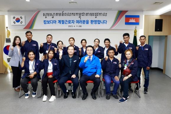 계절근로자 입국 환영행사 후 단체 기념 사진을 찍고 있다. ⓒ 화순군