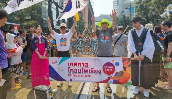13일 태국 방콕에서 열리는 '송크란 글로벌 퍼레이드'에서 '제26회 보령머드축제'를 홍보하고 있는 김동일 시장. ⓒ 보령시