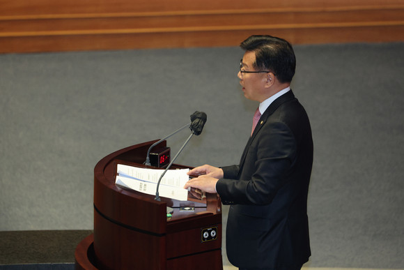 국민의힘 이양수 의원이 11일 오후 국회에서 열린 제2차 국회의원 선거제도 개선에 관한 결의안 심사를 위한 전원위원회에서 질의 ·토론하고 있다. ⓒ 연합뉴스