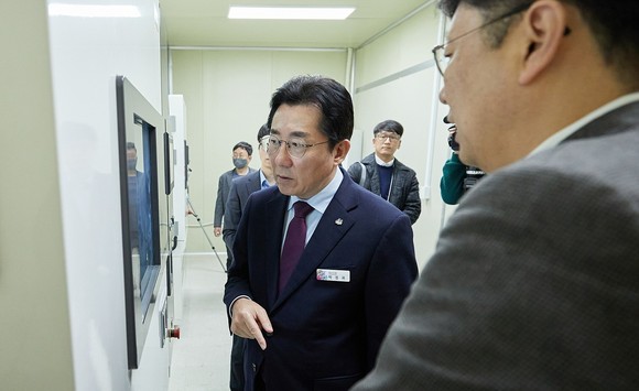 박경귀 시장이 지난12일 충남TP 디스플레이센터 시설 방문 모습. ⓒ 아산시