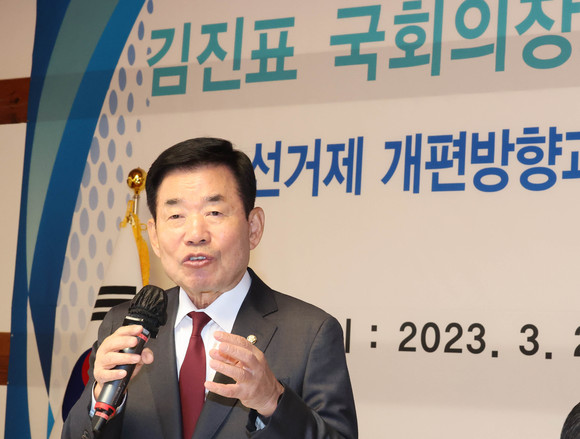 김진표 국회의장이 지난 3월21일 국회 사랑재에서 열린 '선거제 개편방향과 전원위원회 운영계획' 정책설명회에서 선거제 개편방향을 발표하고 있다. ⓒ 연합뉴스