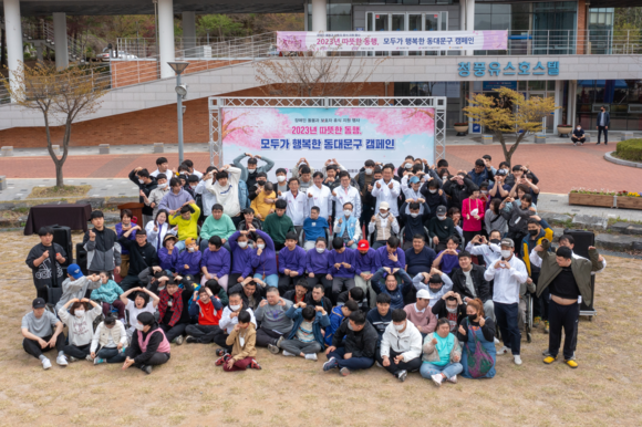 이필형 동대문구청장(가운데)이 13일 전국발달장애인주간 방과후 활동연대(이하 전발연)와 따뜻한 동행 캠페인 기념촬영을 했다.ⓒ 동대문구