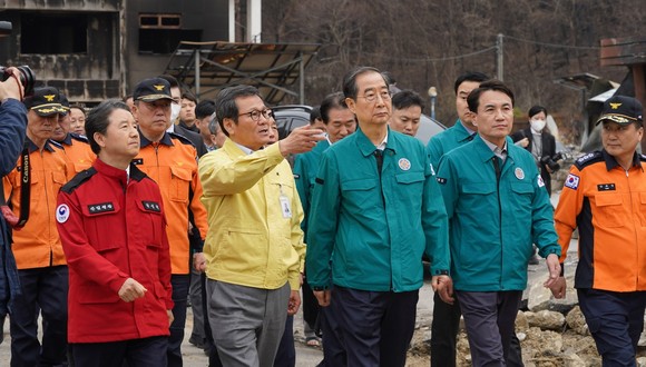 한덕수 국무총리(가운데) 남성현 산림청장(왼쪽 첫번째) 강릉 산불피해지 점검하고 있다. ⓒ 산림청