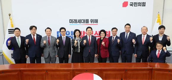 김기현 국민의힘 대표가 17일 오전 국회에서 열린 주요당직자 임명장 수여식에서 황정근 중앙윤리위원회 위원장, 신의진 당무감사위원회 위원장 등과 기념촬영을 하고 있다. ⓒ 연합뉴스