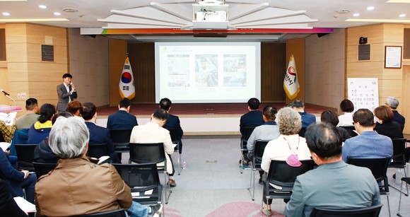 17일 시청 대회의실에서 열린 건축물 해체관계자들이 건축물 해체관계자 역량 강화 아카데미를 듣는 모습. ⓒ 서산시