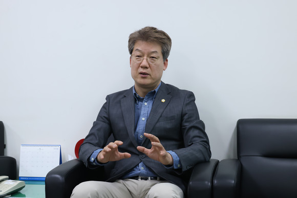 지난 14일 포항시의회에서 인터뷰를 진행중인 김상백 의원. = 김진호 기자