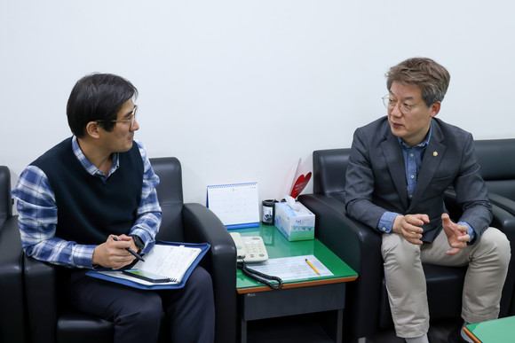 지난 14일 본지 기자와 인터뷰중인 김상백 포항시의원. = 김진호 기자