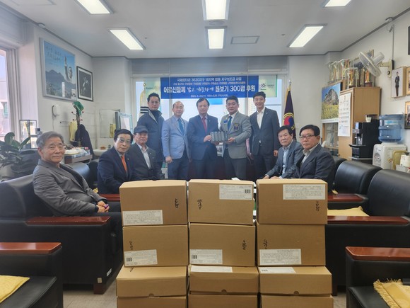 국제로타리 3630지구 18지역 합동지구보조금 봉사사업으로 (사)대한노인회 구미시지부를 찾아 돋보기 후원 후 기념촬영을 하고 있다. = 홍시현기자