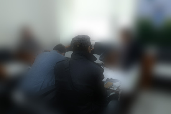 17일 포항시의회 사무실에서 영광문화예술진흥회 관계자와 A의원이 대화를 하고 있다. = 김진호 기자