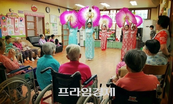 A요양시설에서 다문화가족지원센터 회원들이 자원봉사 하는 모습. ⓒ 프라임경제