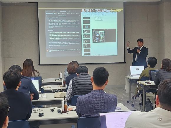 김준하 인공지능산업융합사업단장이 17일 사업단 대회의실에서 인공지능의 핵심인 MoT 기술과 챗 GPT를 활용한 체험 교육을 하고 있다. ⓒ 인공지능산업융합사업단