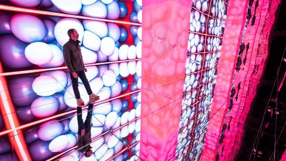 기아 글로벌 디자인센터장 카림 하비브 부사장이 <Opposites United> 전시를 관람하고 있다. ⓒ 기아차