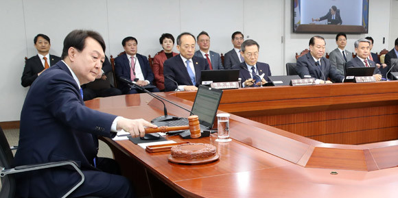 최근 10대 청소년이 마약 밀수, 유통조직에 가담하는가 하면 39만명분의 마약을 △텔레그램 △다크웹 △가상화폐로 유통한 사건도 있었고, 이삿짐 화물 편으로 10만명분의 마약을 총기와 함께버젓이 밀수하는 사건도 발생하는 등 마약 관련 범죄가 급증하고 있어 국무회에서 '마약류 관리대책'이 안건으로 상정됐다. ⓒ 연합뉴스