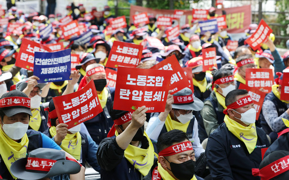일각에서는 건설 모든 참여 주체에게 안전관리 책임을 부여하는 '건설안전특별법' 제정을 촉구하고 있다. ⓒ 연합뉴스