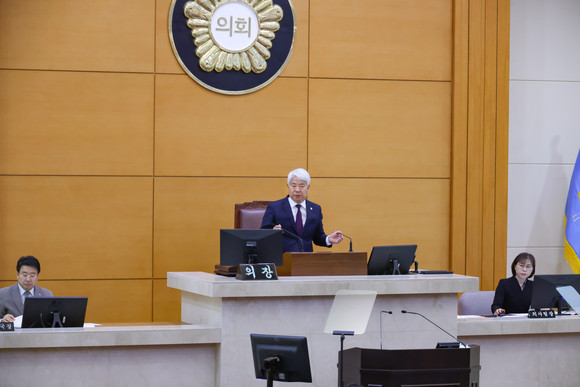 17일 포항시의회 본회의장에서 백인규 의장이 304회 임시회를 주재하고 있다. = 김진호 기자