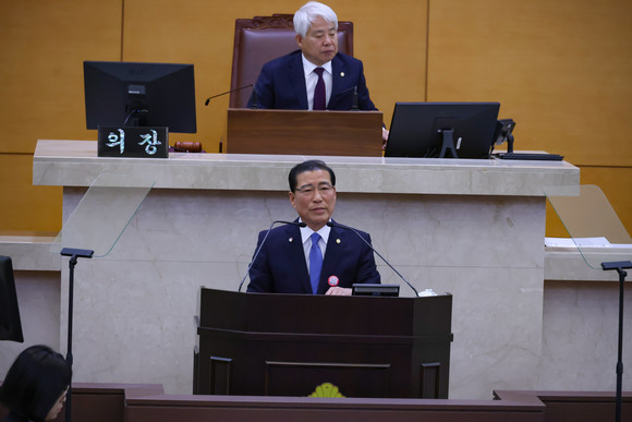 18일 김성조 시의원이 포항시의회 본회의장에서 시정질문을 하고 있다. = 김진호 기자