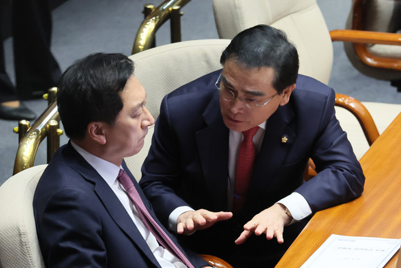 국민의힘 김기현 대표가 지난 13일 오후 국회 본회의장에서 태영호 의원과 대화하고 있다. ⓒ 연합뉴스