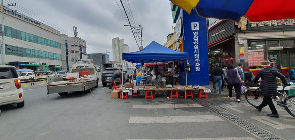 17일 영천공설시장에 기업형 노점상이 설치돼 지나가는 시민들의 인상을 찌푸리게 하고 있다. = 김진호 기자