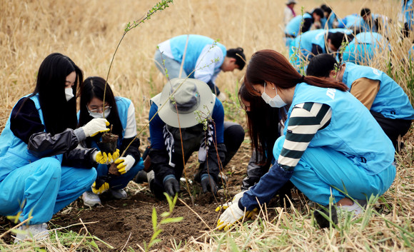 두산퓨얼셀 임직원 30명이 서울 성동구 살곶이공원에 관목을 식재하고 있다. ⓒ 두산퓨얼셀