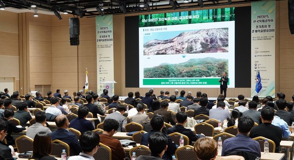 남성현 산림청장이 20일 한국목재공학 회 춘계학술발표대회에서 강의를 하고 있다. ⓒ 산림청