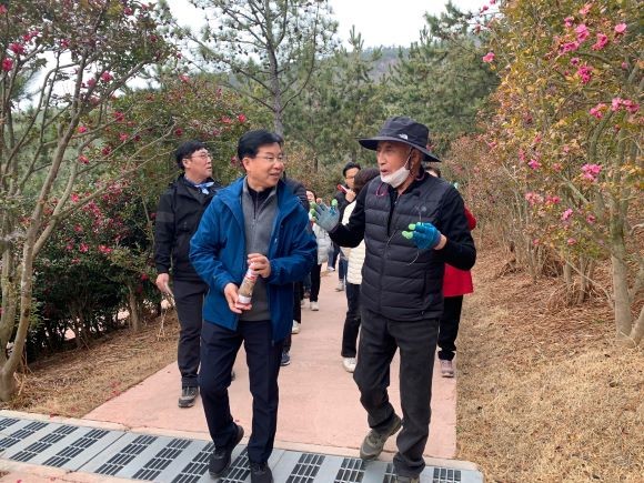 박병규 구청장이 민선8기 핵심 공약인 명품 30리길 조성사업의 성공을 위해 관광 정책의 선진지로 꼽히는 신안 천사섬 분재정원을 답사하고 있다. ⓒ 광산구