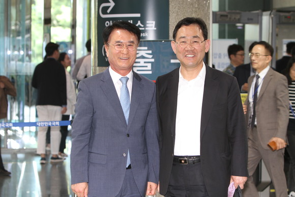 박동식 사천시장이 주호영 의원과 우주항공청 특별법 조기 제정을 위한 만남을 가지고 있다. ⓒ 사천시