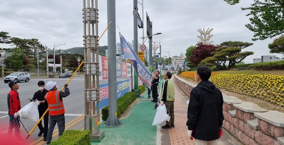 21일 민.관 합동으로 경기장 주변의 불법 현수막을 수거하고 있다. ⓒ 김천시