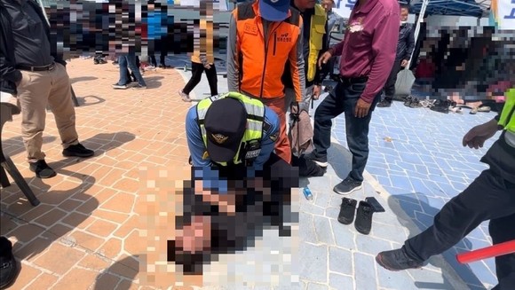 완도해경이 행사장에서 난동을 부린 주취자를 제압하는 모습. ⓒ 완도해경