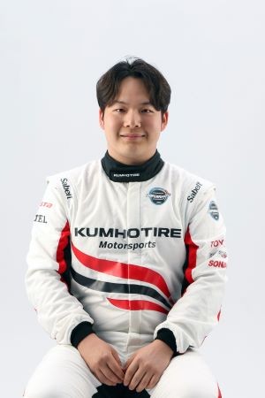금호타이어 엑스타 레이싱팀 CJ슈퍼레이스 2R 우승자 이찬준 선수. ⓒ 금호타이어