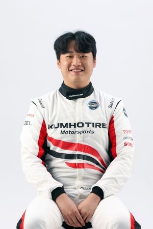 금호타이어 엑스타 레이싱팀 CJ슈퍼레이스 1R 우승자 이창욱 선수. ⓒ 금호타이어
