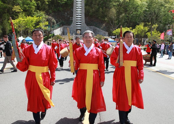 오태완 군수와 관계자들이 의령홍의장군축제 출정식을 하고 있다. ⓒ 프라임경제
