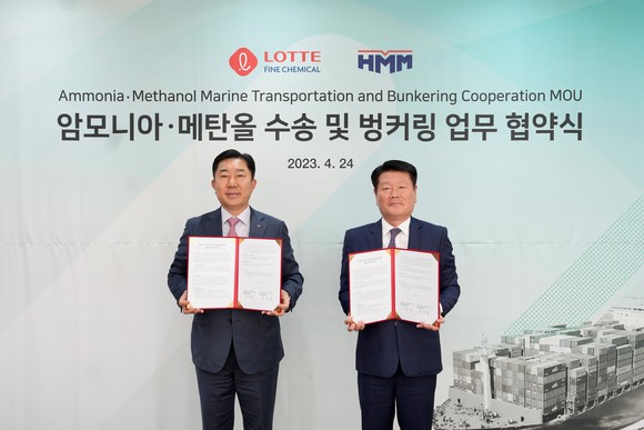 '탄소중립을 위한 암모니아 해상운송 업무협약식'에서 김용석 롯데정밀화학 대표이사(왼쪽)와 김경배 HMM 대표이사가 기념촬영을 하고 있다. ⓒ HMM