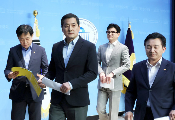 박대출 국민의힘 정책위의장이 지난 23일 오후 국회 소통관에서 당ㆍ정 전세사기대책 협의 결과 브리핑을 한 뒤 발걸음을 돌리고 있다. 왼쪽부터 김주현 금융위원장, 박 정책위의장, 한동훈 법무부 장관, 원희룡 국토교통부 장관. ⓒ 연합뉴스