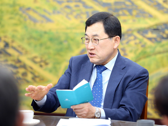 24일 주낙영 경주시장이 시청 대외협력실에서 지역 교량 긴급점검 관련 회의를 주재하고 있다. ⓒ 경주시청