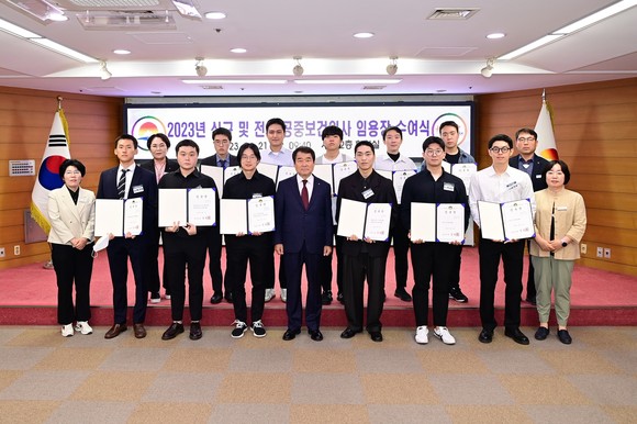 21일 김천시청 2층 회의실에서 2023년도 신규·전입 공중보건의사에게 임용장을 수여, 기념촬영을 하고 있다. ⓒ 김천시