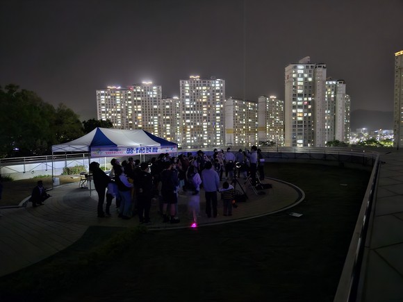 야간별자리 관측은 흐려진 날씨로 취소 됐지만 가족들이 함께 늦은 시간까지 망원경과 천제 설명을 관심 있게 경청하고 있다. ⓒ 김천시