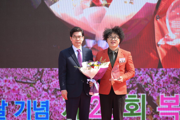 지난17일 방송인 최기정씨(우측)에게 위촉패를 전달하는 김광열 영덕군수(좌측) 모습. ⓒ 영덕군청