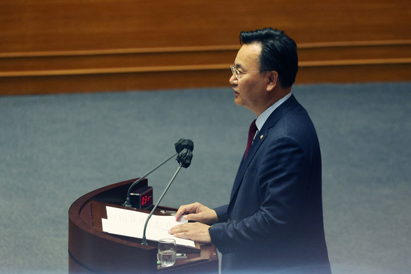 국민의힘 유상범 의원이 국회에서 열린 제2차 국회의원 선거제도 개선에 관한 결의안 심사를 위한 전원위원회에서 질의 ·토론하고 있다. ⓒ 연합뉴스