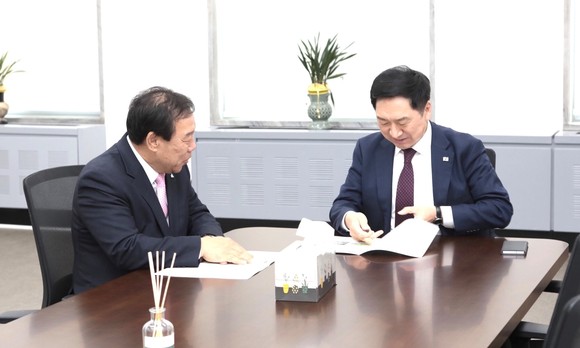 최민호 세종시장이 지난 25일 김기현 국민의힘 당대표와 미래전략수도 건설을 위한 주요 현안과제를 설명하고 협조를 요청했다. ⓒ 세종시