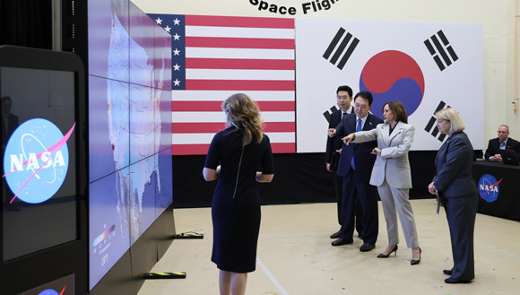 윤 대통령은 25일(현지시간) NASA 고다드 연구센터를 방문해 양국 간 우주동맹 강화를 합의했다. ⓒ 연합뉴스