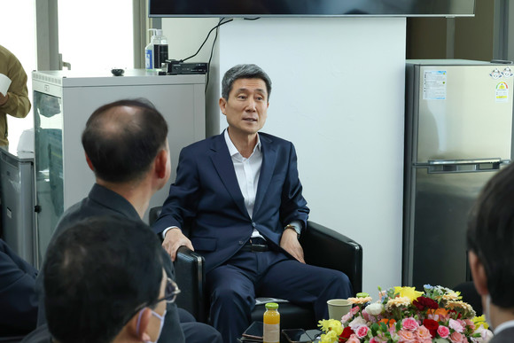 26일 이강덕 포항시장이 시청 브리핑룸에서 기자와 대화를 나누고 있다. = 김진호 기자